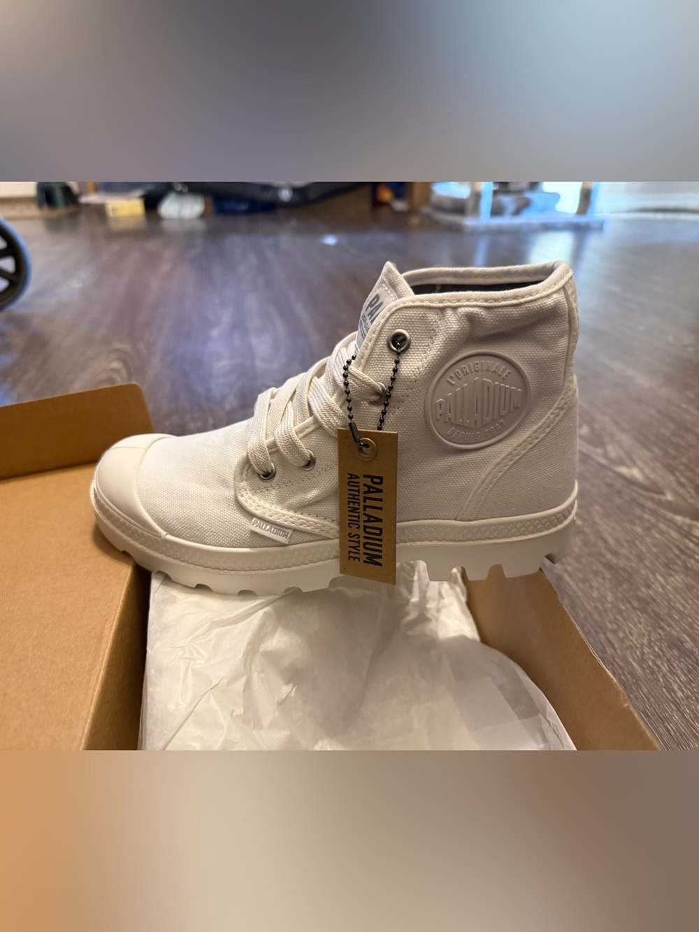 Palladium Boots Womens Med Star White Pampa Hi Top Lace Up New 6.5 box flawed